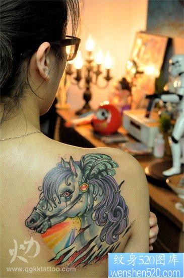 女人背部精美流行的马纹身图片