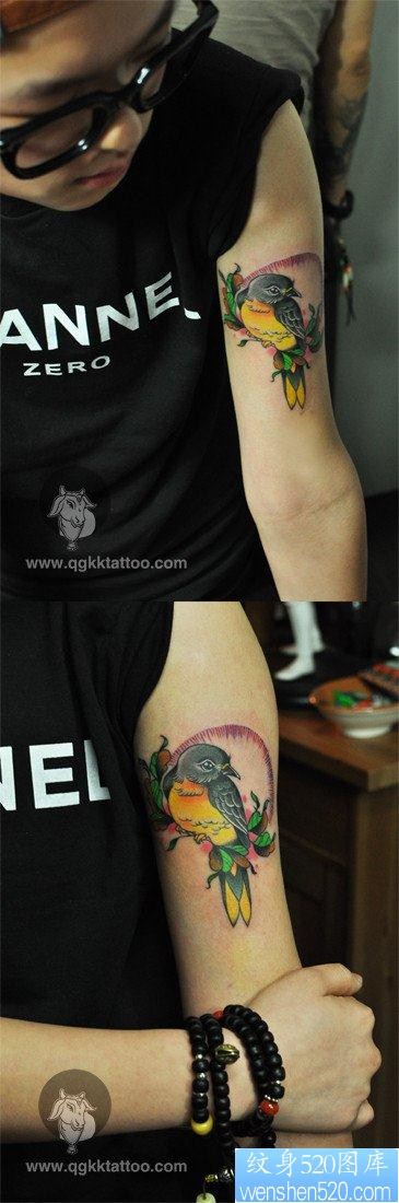 男性手臂漂亮流行的小鸟纹身图片