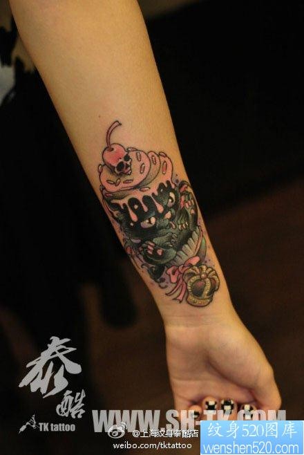 女人手臂可爱流行的猫咪冰激凌纹身图片
