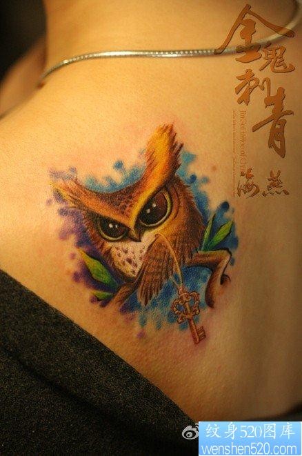 肩背小巧可爱的猫头鹰纹身图片