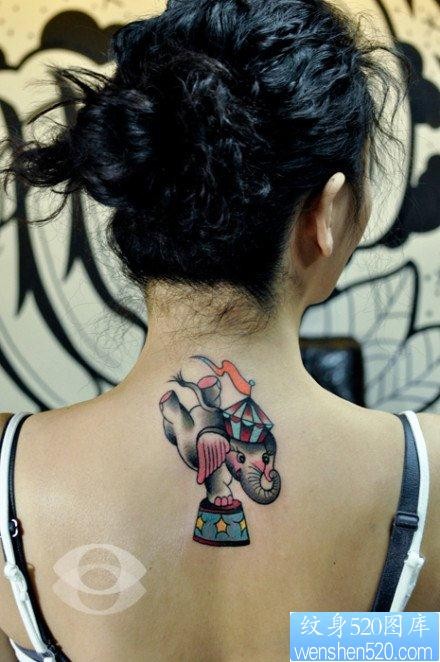 美女后背可爱前卫的小象纹身图片