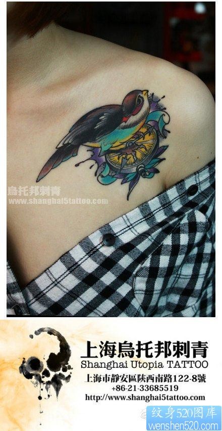 女人肩膀处小燕子纹身图片