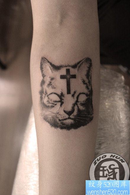 手臂凶恶超酷的猫咪纹身图片
