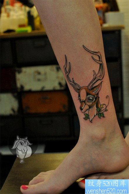 女人腿部可爱流行的小鹿纹身图片