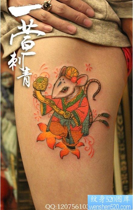 美女腿部可爱的老鼠纹身图片