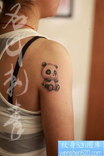 女人手臂可爱唯美的小熊猫纹身图片