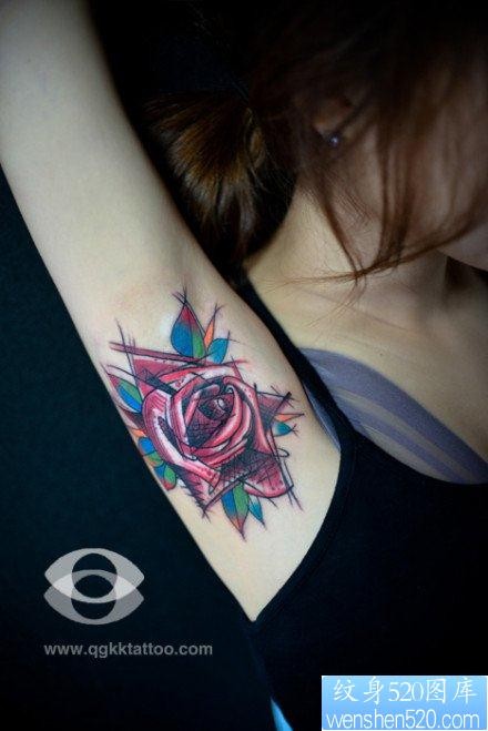 女人手臂内侧前卫漂亮的玫瑰花纹身图片