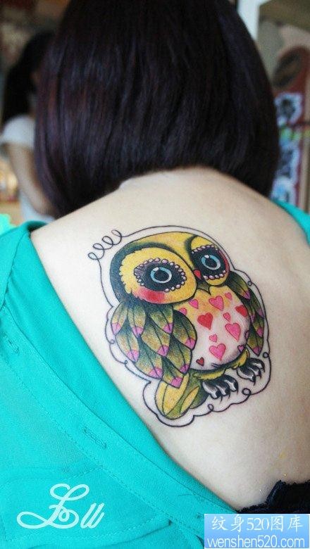 女人肩背可爱前卫的猫头鹰纹身图片