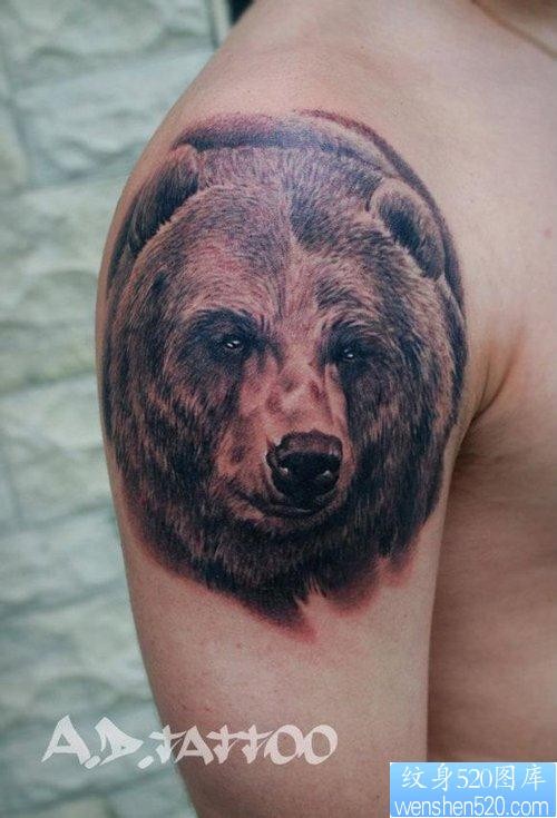手臂帅气经典的灰熊纹身图片