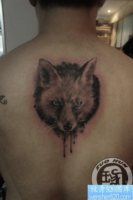 男性后肩背经典前卫的狐狸纹身图片