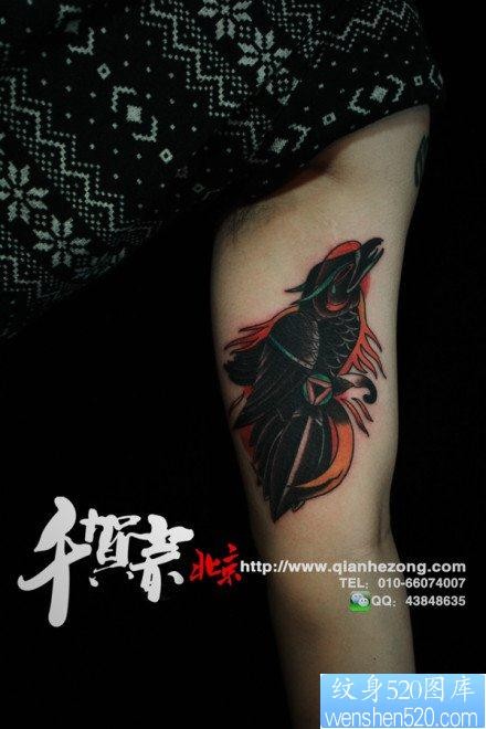 手臂前卫经典的乌鸦纹身图片