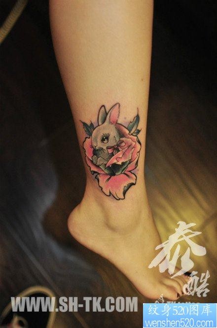 女人腿部可爱的小兔子与玫瑰花纹身图片