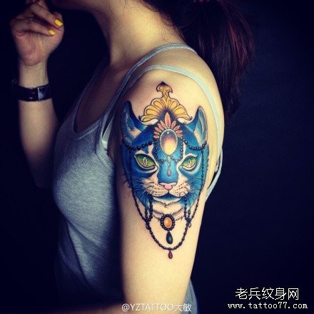 女人手臂前卫经典的猫咪纹身图片