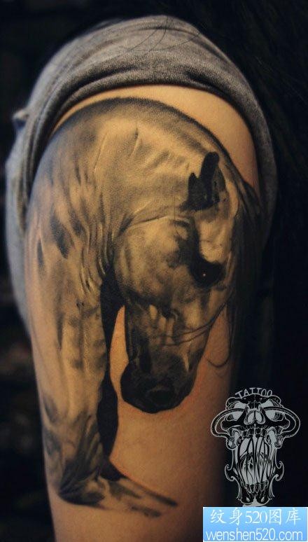 手臂帅气经典的黑白马纹身图片