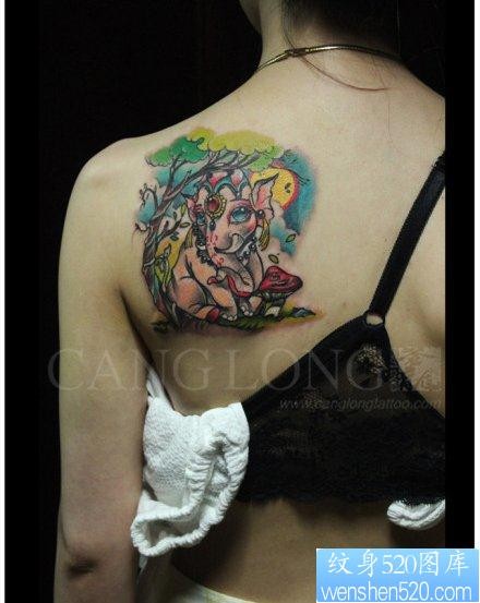 美女后肩背前卫好看的小象纹身图片