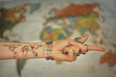 女性手臂世界地图刺青