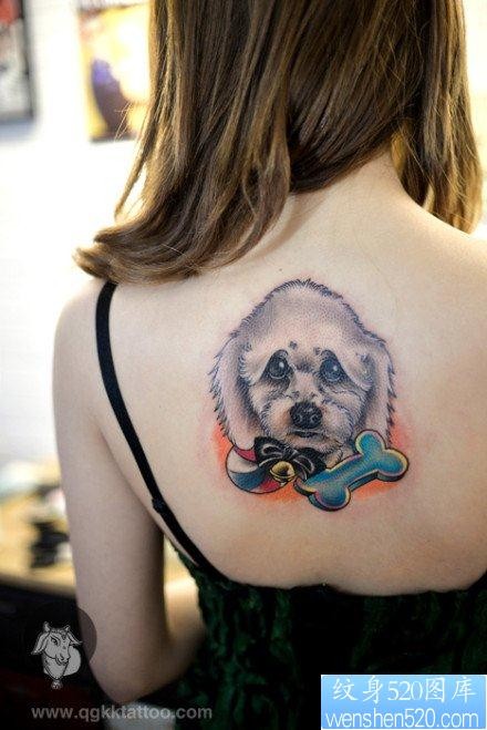 女人后背流行可爱的小狗纹身图片