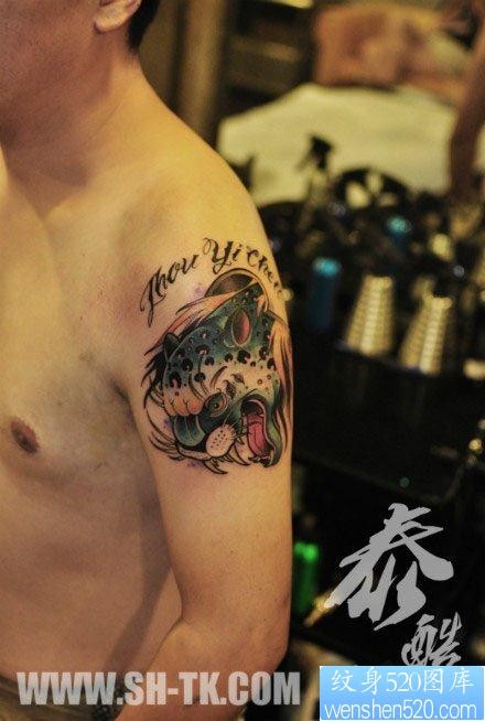 男性手臂帅气前卫的豹子头纹身图片