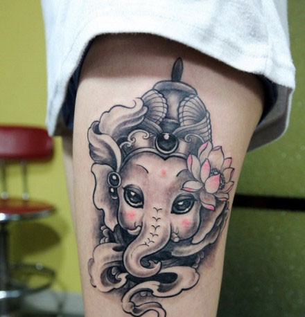 女人腿部超炫的彩色大象纹身图片