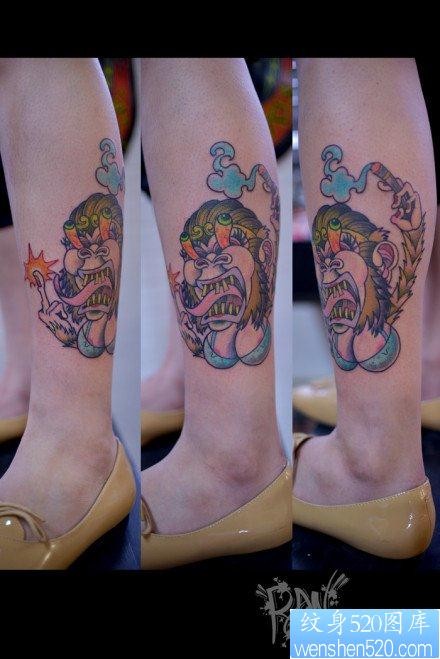 女人腿部一张另类经典的母猴子纹身图片