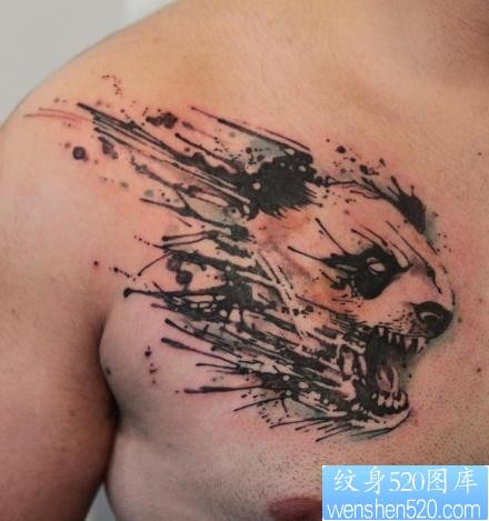 男生前胸帅气凶悍的水墨熊猫纹身图片