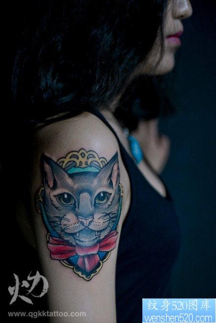 女人手臂前卫唯美的猫咪纹身图片