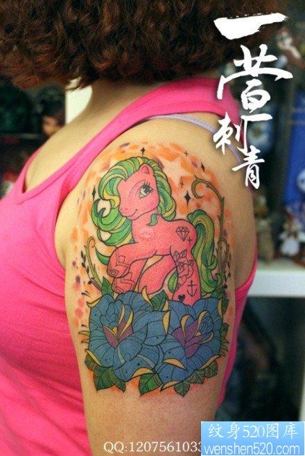 女人手臂漂亮精美的彩色小天马纹身图片