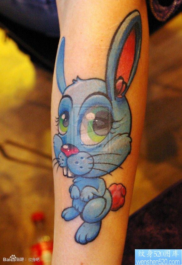 手臂可爱流行的卡通小兔子纹身图片