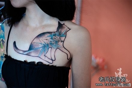 女人前胸前卫经典的一张猫咪纹身图片