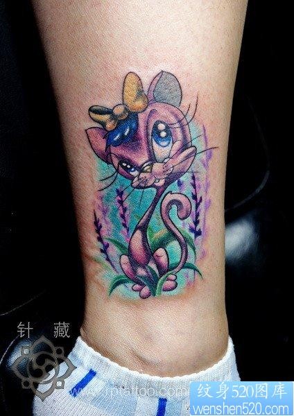 女人腿部前卫流行的彩色猫咪纹身图片