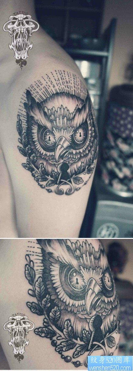 手臂流行前卫的黑白猫头鹰纹身图片