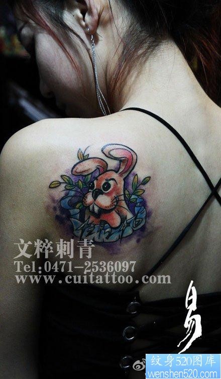 女人肩背前卫流行的一张小兔子纹身图片