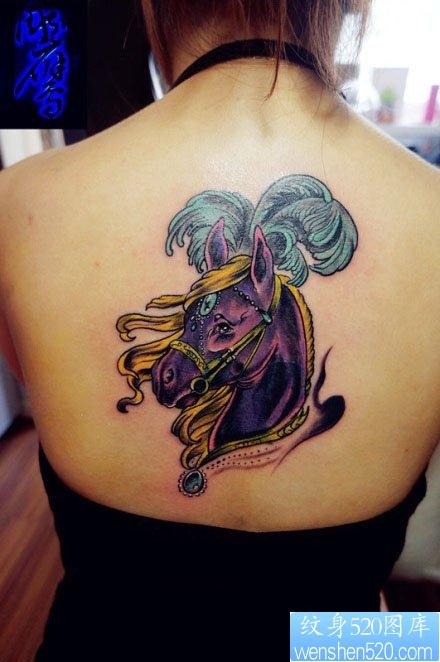 女人后背前卫流行的马纹身图片