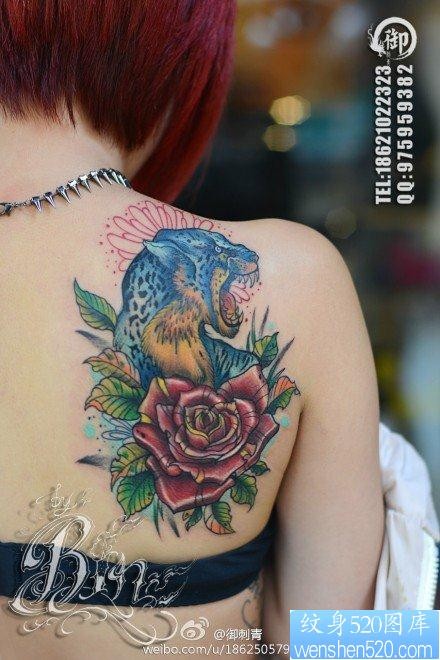 女人肩背前卫经典的豹子玫瑰花纹身图片