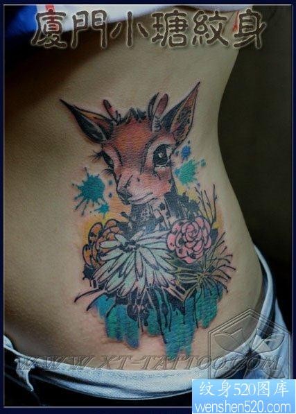 女人腰部可爱经典的小鹿纹身图片