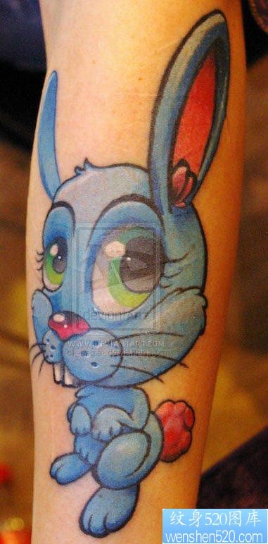 手臂前卫可爱的小兔子纹身图片