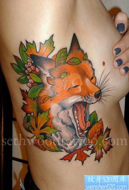美女侧腰一张打鼾的狐狸纹身图片