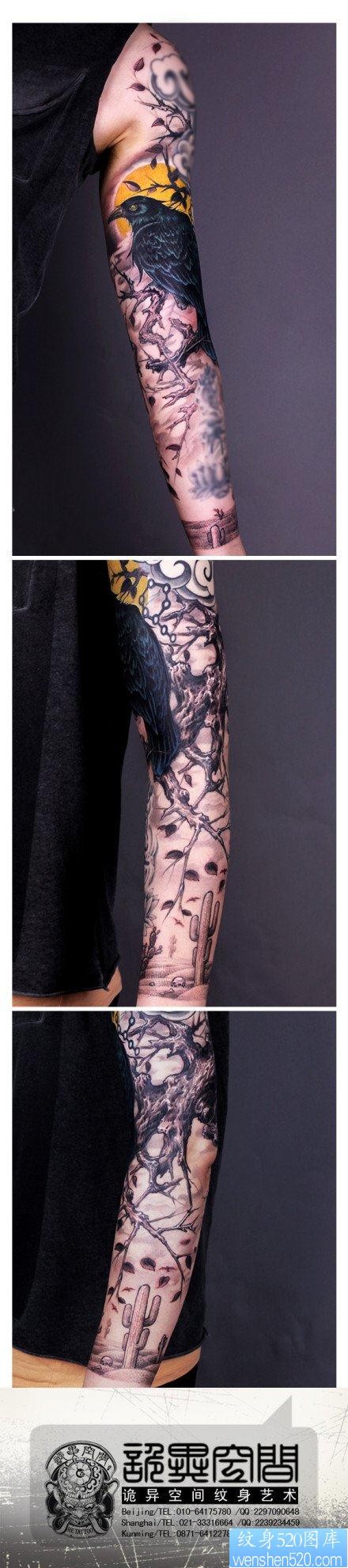 一张帅气经典的花臂乌鸦纹身图片