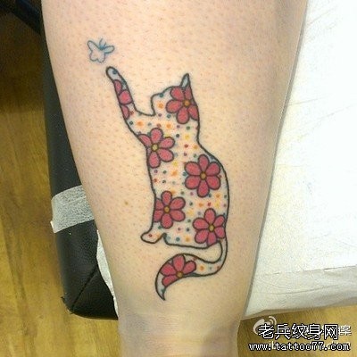 腿部一张前卫经典的花猫咪纹身图片