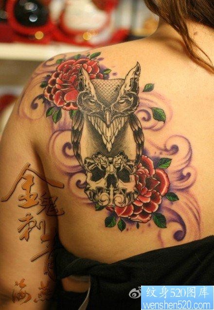 女人后肩背前卫很酷的猫头鹰纹身图片