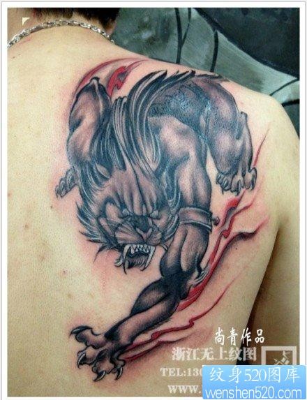 男性后背很酷霸气的野兽纹身图片