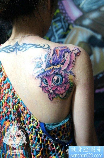 女人后肩背流行可爱的一张兔子纹身图片