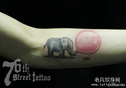 女人手臂可爱的吹气球的小象纹身图片
