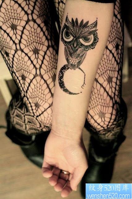 女人手臂流行前卫的一张猫头鹰纹身图片