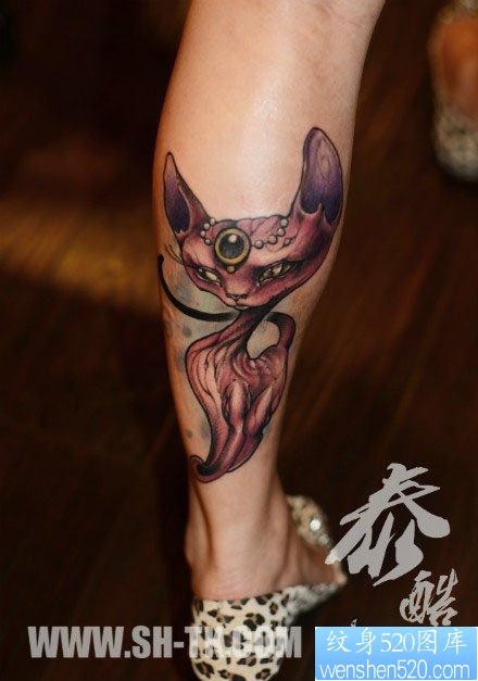 腿部很酷经典的一张猫咪纹身图片