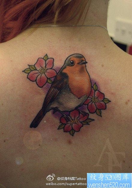 女人后背前卫时尚的小鸟与花卉纹身图片