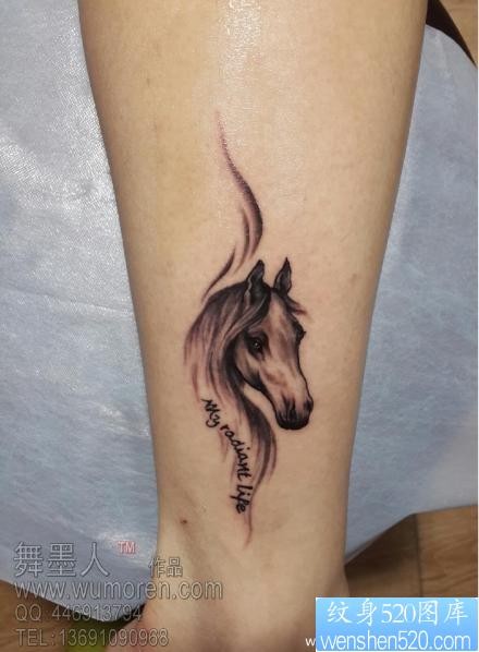 女人腿部一张经典前卫的马纹身图片