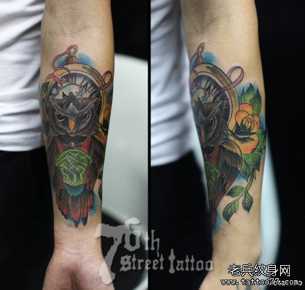 男性手臂前卫经典的猫头鹰纹身图片