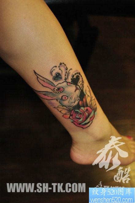 女人腿部可爱流行的兔子纹身图片