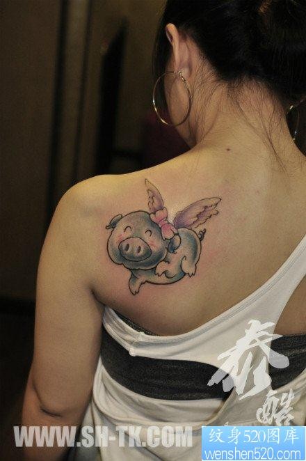 女人肩背可爱的小飞猪纹身图片